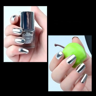 Metallic verzilverde nagellak met spiegelafwerking