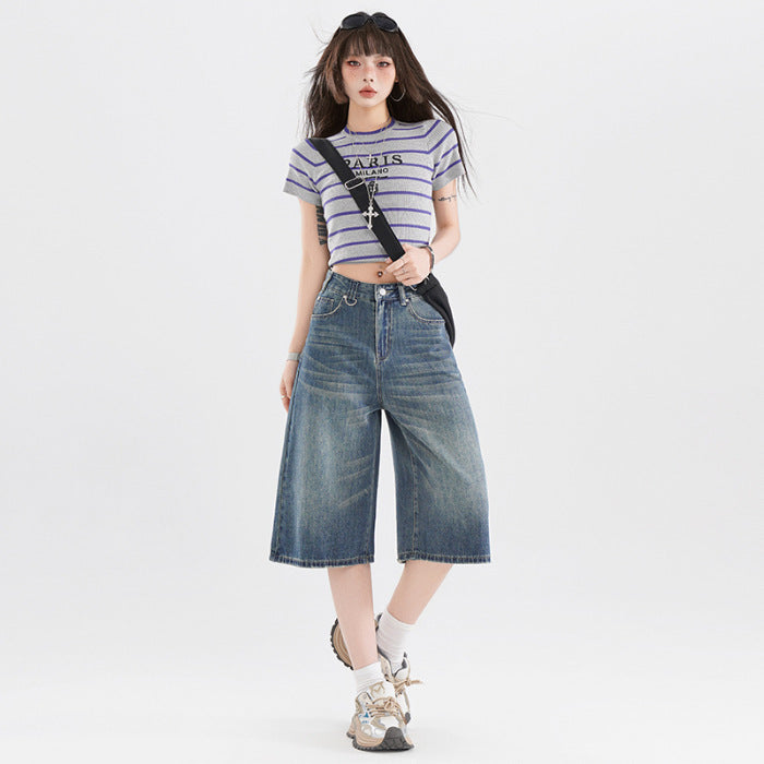 Jeans di High Street ritagliati retrò con vibrazioni americane estive