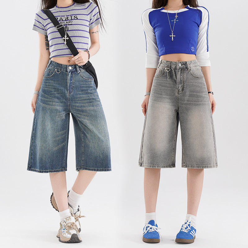 Jeans di High Street ritagliati retrò con vibrazioni americane estive