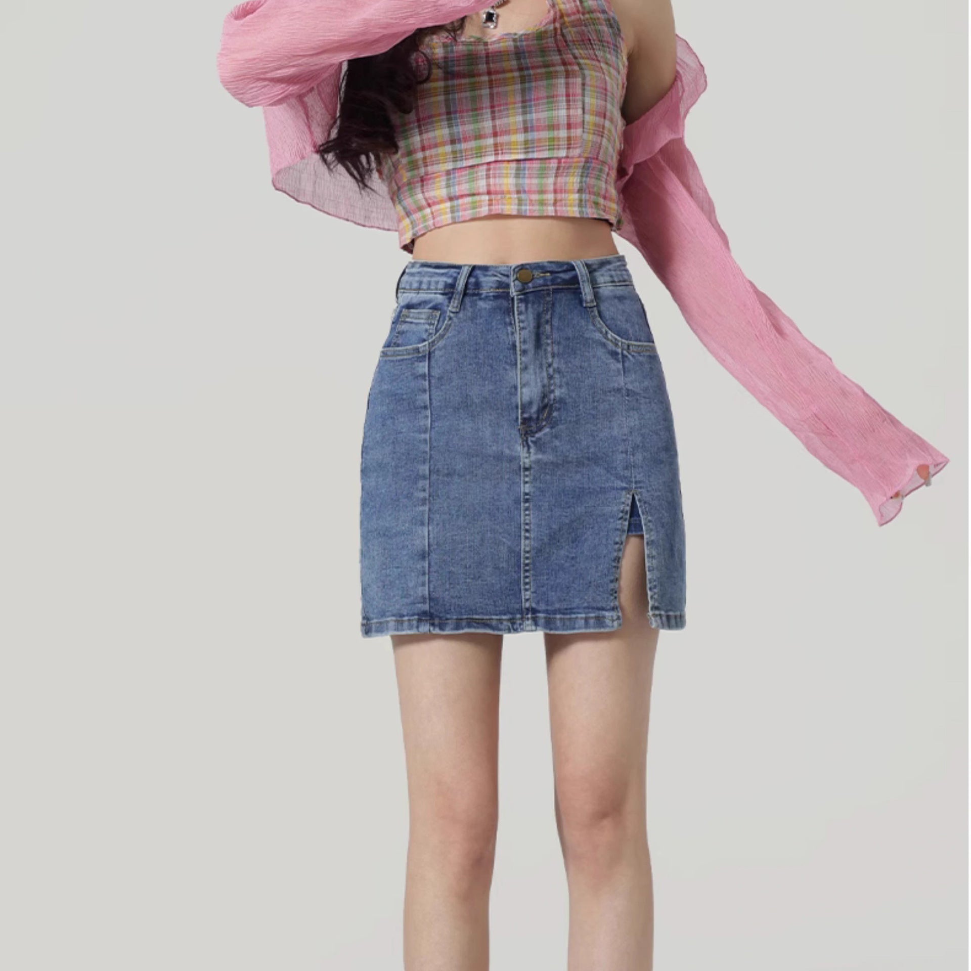 Gonna in denim in denim in alto per la lusinga di abbigliamento quotidiano