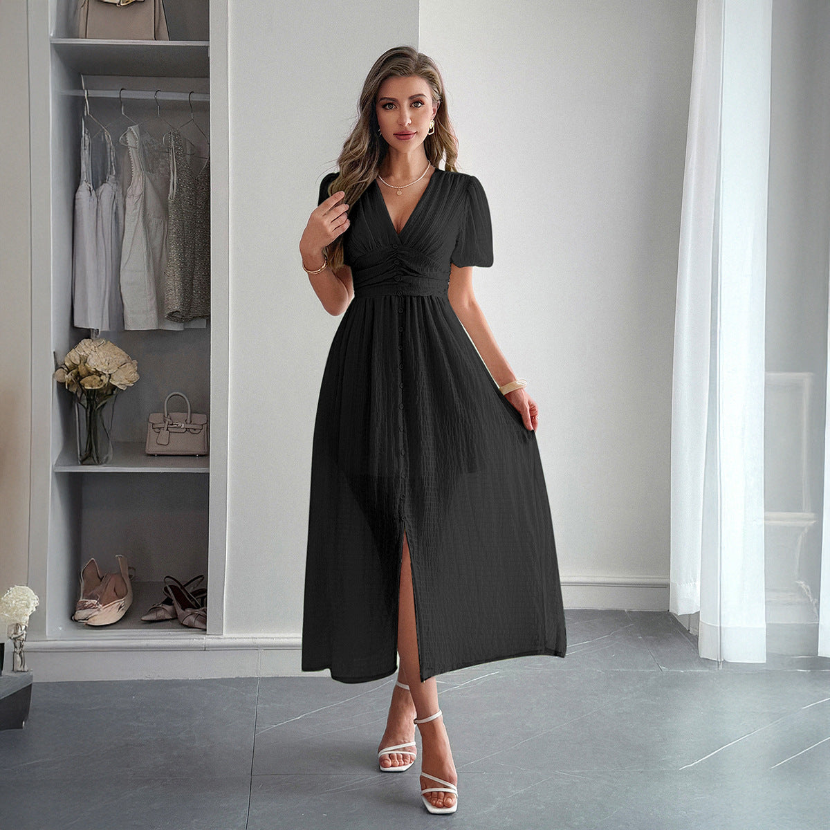 Abito maxi a maniche corte profonda a V con un elegante tocco di vacanza