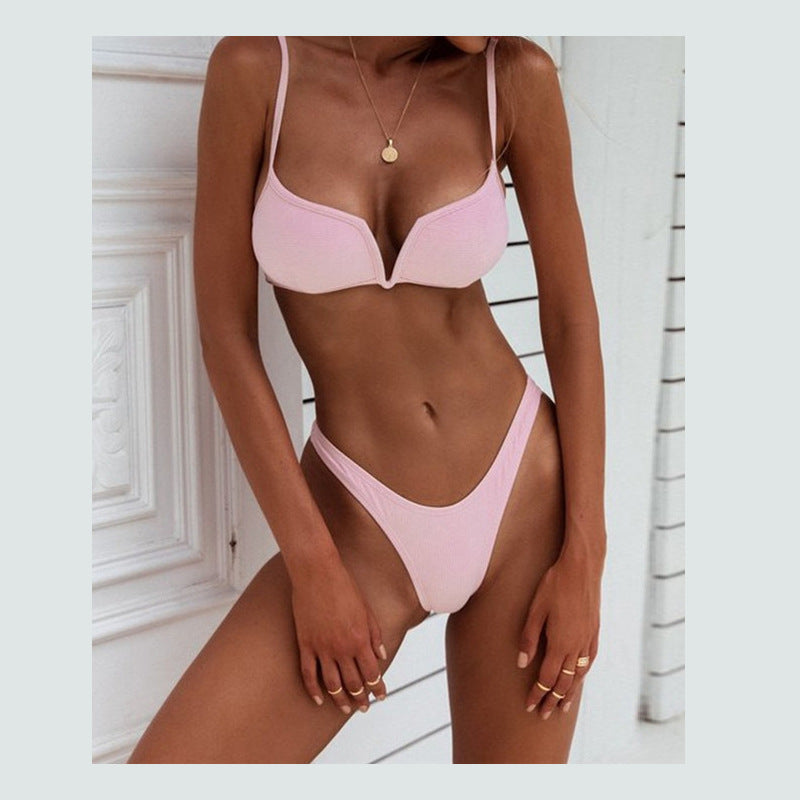 Bikini de tanga minimalista para la elegante mirada de la playa para mujeres