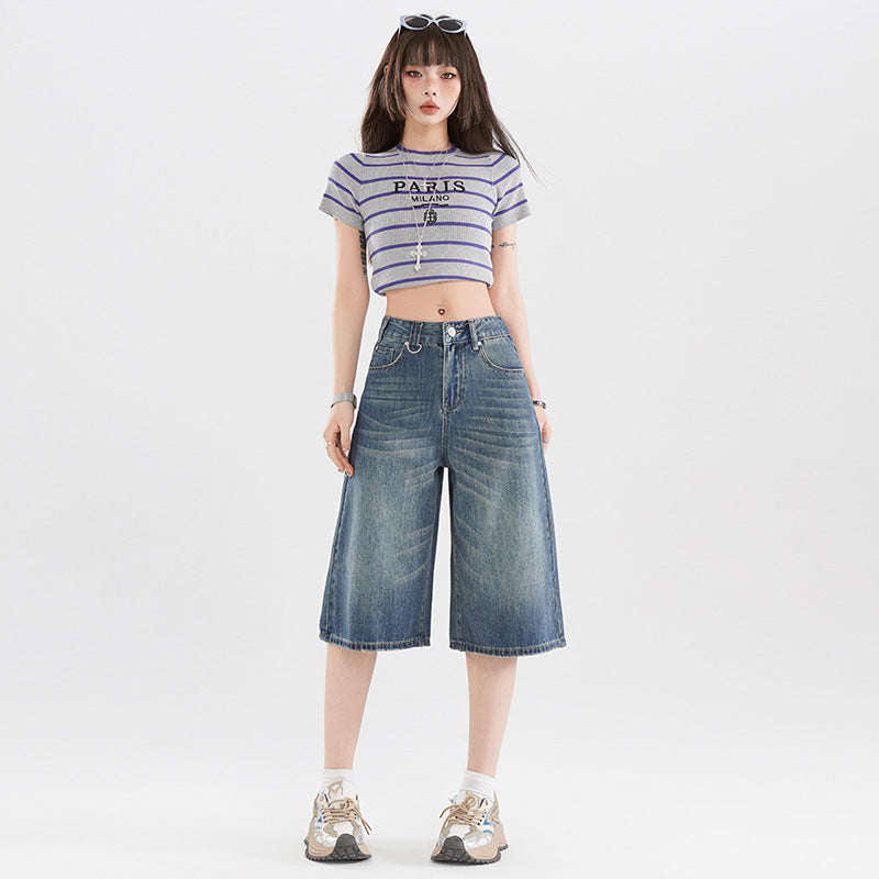 Jeans di High Street ritagliati retrò con vibrazioni americane estive