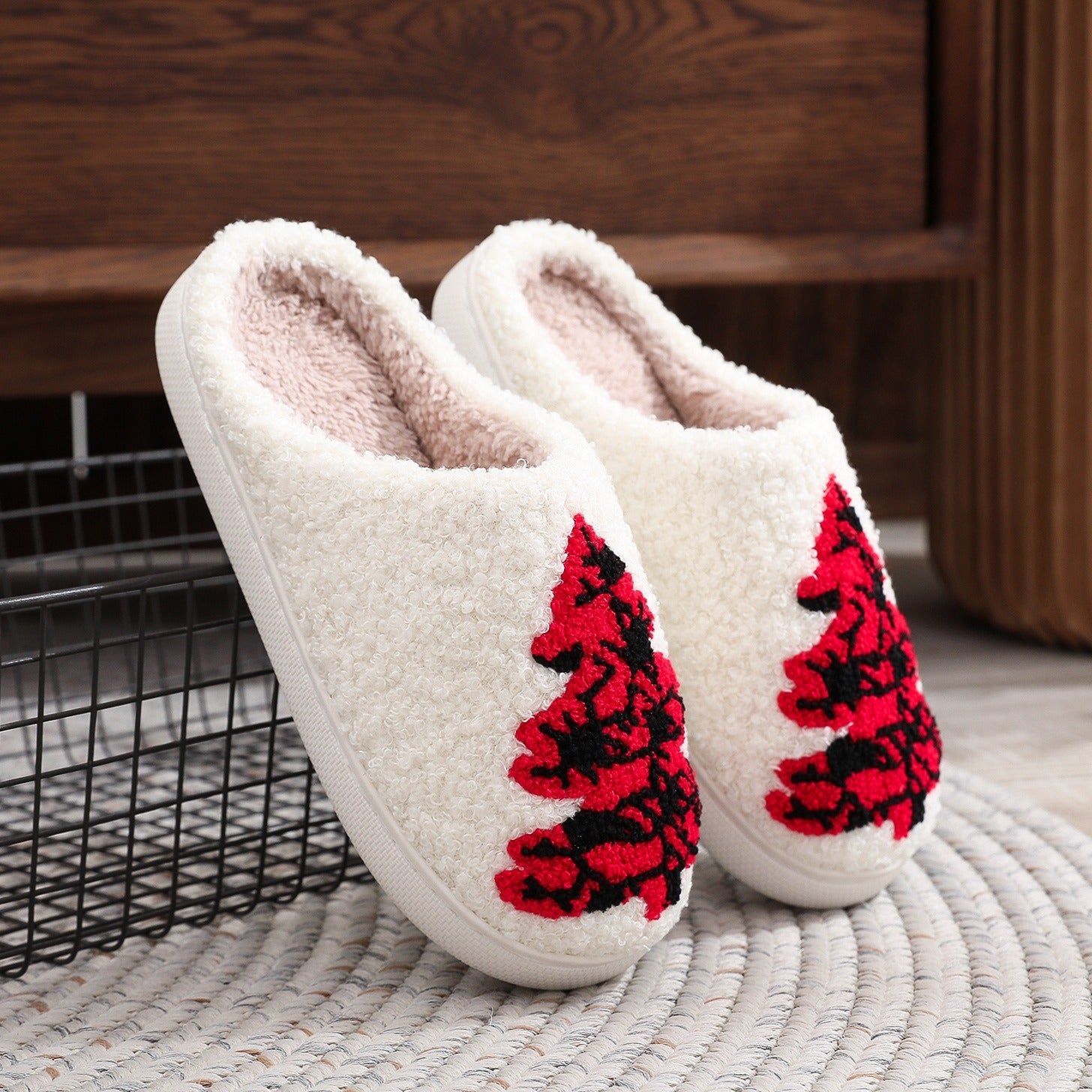 Zachte fleece gevoerde huisslippers met rode en zwarte kerstbomen