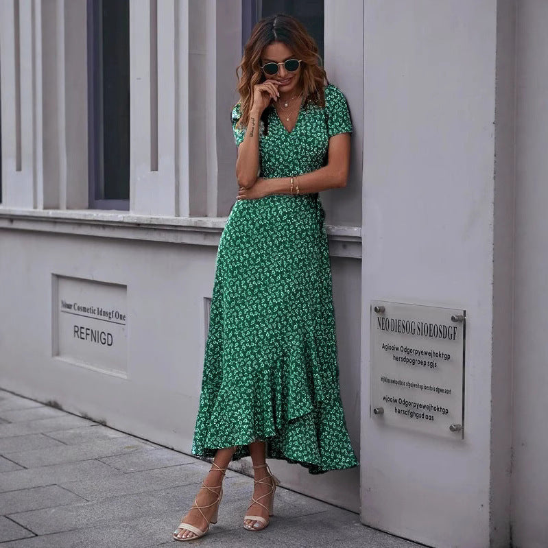 Gaun sifon V-neck yang elegan dengan detail pinggang diikat