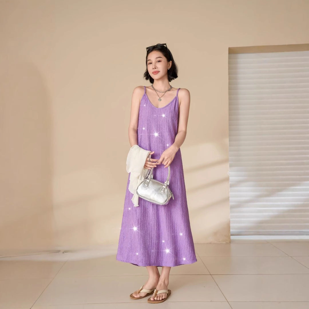 Gaun cami berlipit payet dengan siluet temperamen yang elegan
