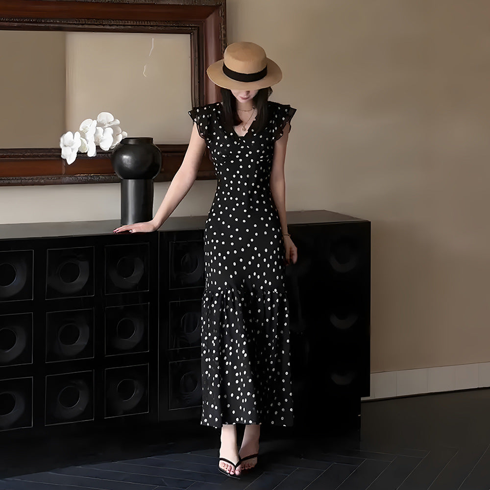 Gaun polka dot hitam ramping dengan slim fit yang terinspirasi dari Prancis