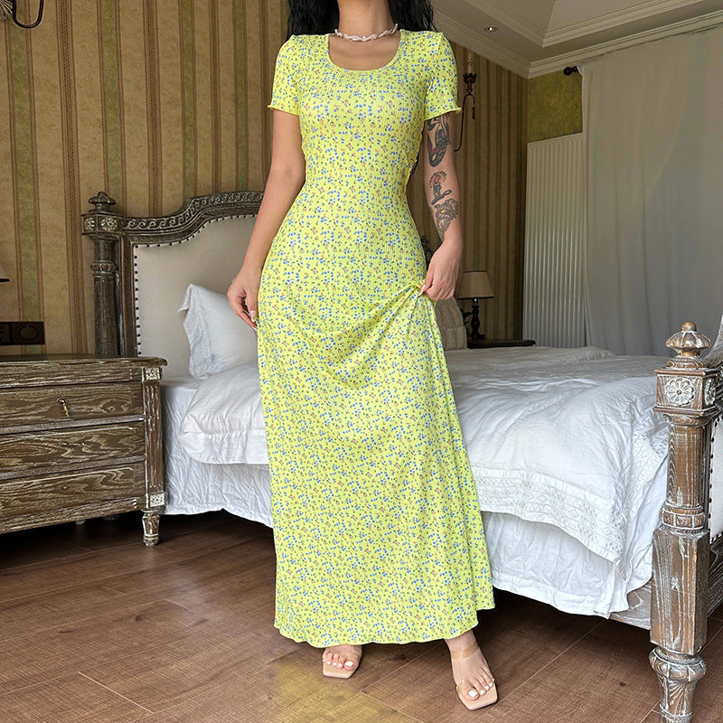 Gaun cetak u-neck chic dengan punggung bertali dan lengan pendek