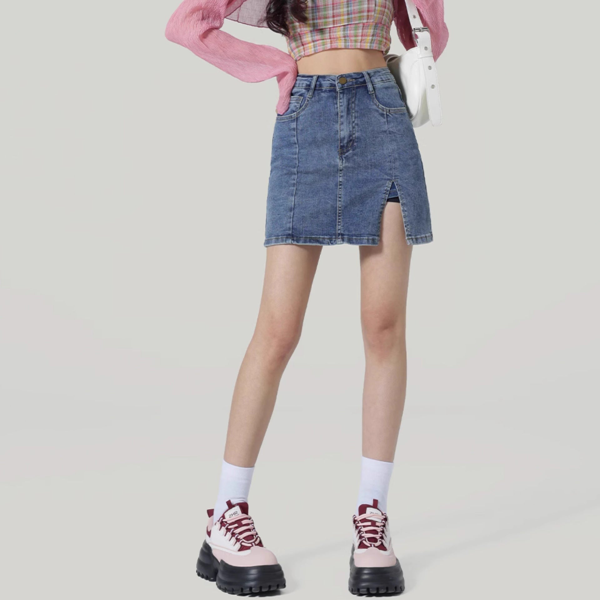 Gonna in denim in denim in alto per la lusinga di abbigliamento quotidiano