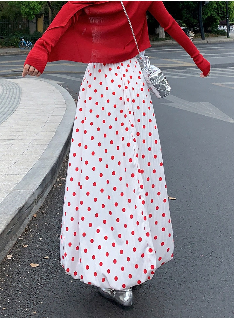 紅色的圓點裙子，適合夏季服裝