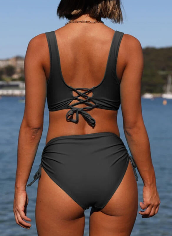 Maiô de biquíni com tiras de moda para o estilo moderno de praia