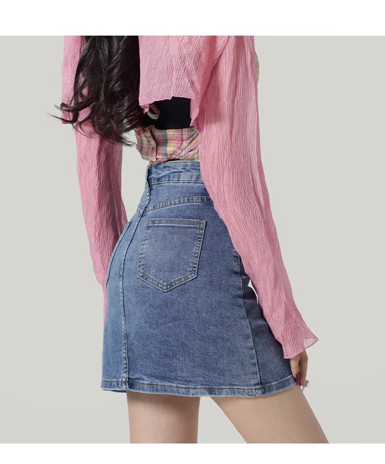 Gonna in denim in denim in alto per la lusinga di abbigliamento quotidiano