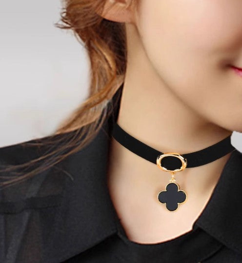 Elegante collana di girocollo nero e oro