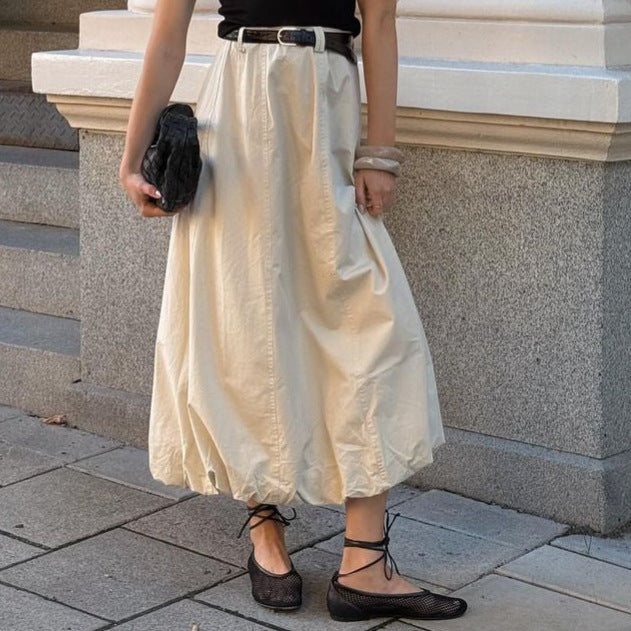 Gonna di street style ispirata alla francese con semplice eleganza