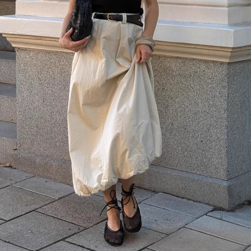 Gonna di street style ispirata alla francese con semplice eleganza