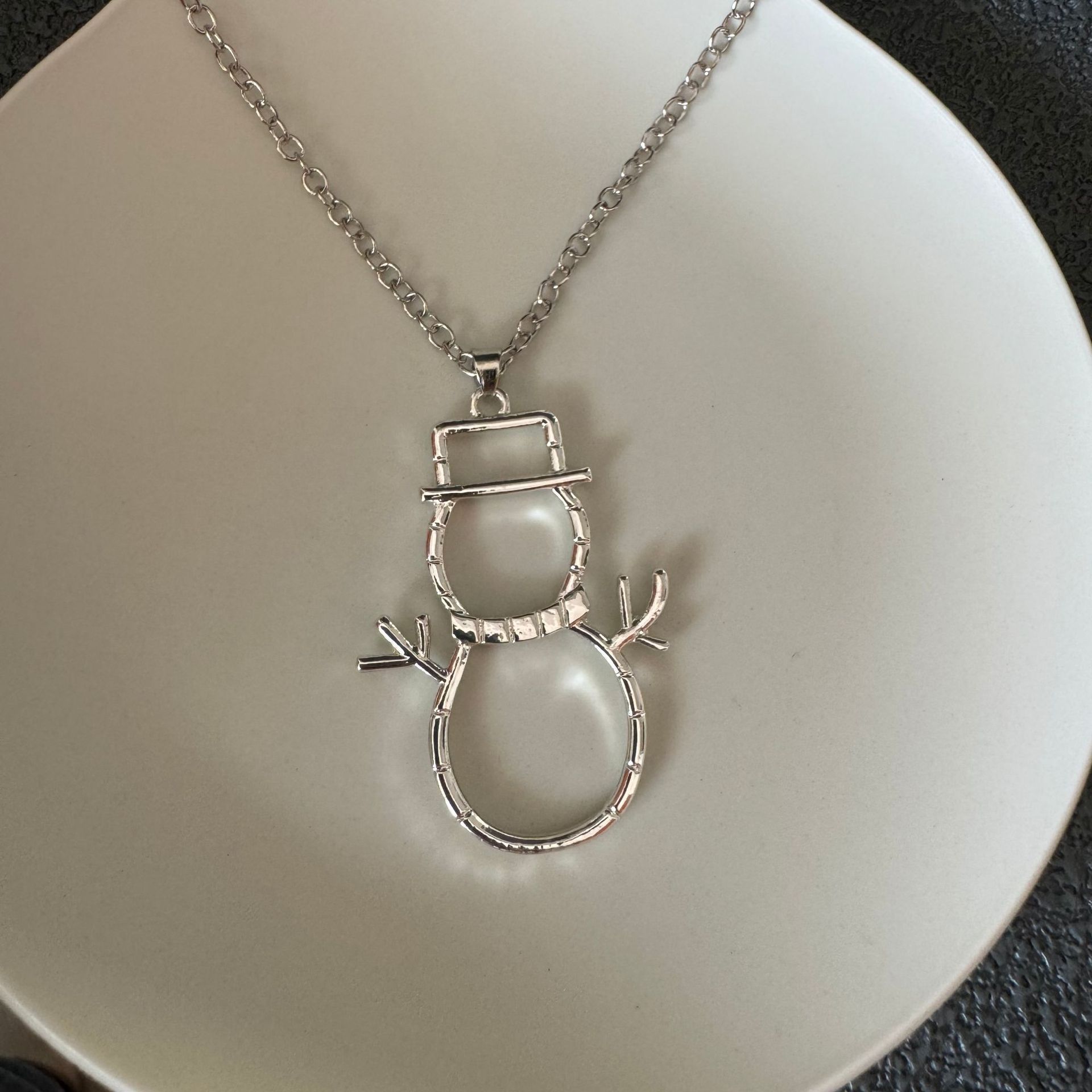 Moderne zilvertoon gehamerde sneeuwpop -sieraden - Dange oorbellen en ketting worden apart verkocht
