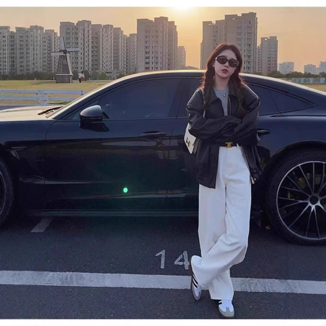 酥脆的白色寬邊牛仔褲，寬鬆的女性吸引力