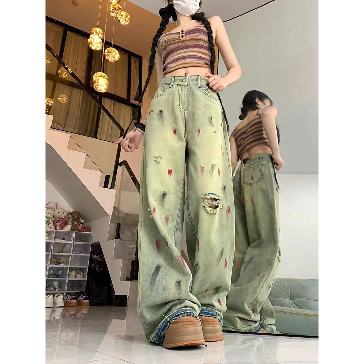Jeans dipinti a gamba a bordo grezzo con un tocco artistico
