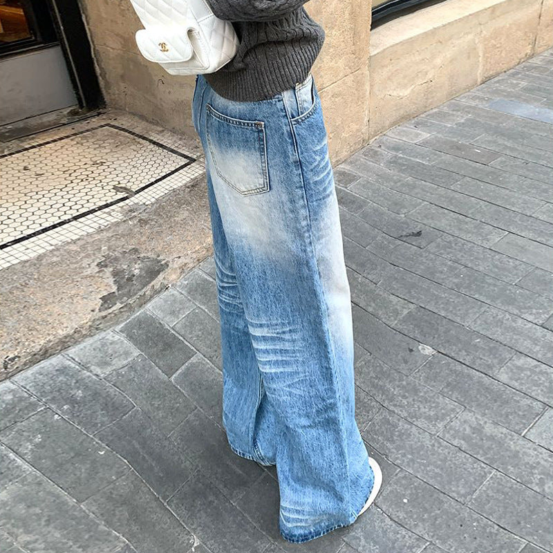 Jeans sbiancati a forma di pera con accenti di piega