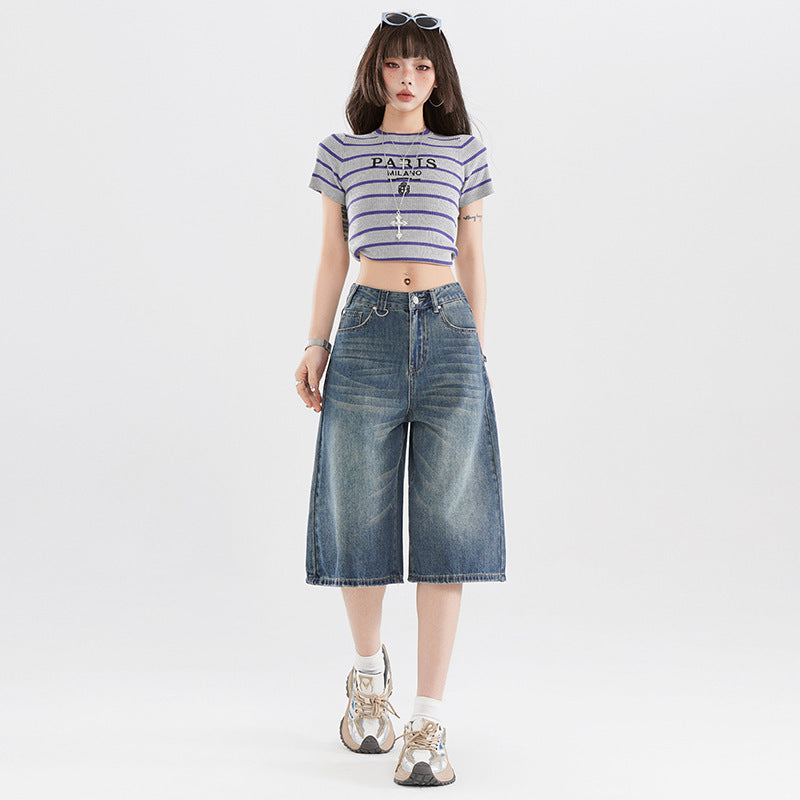 Jeans di High Street ritagliati retrò con vibrazioni americane estive