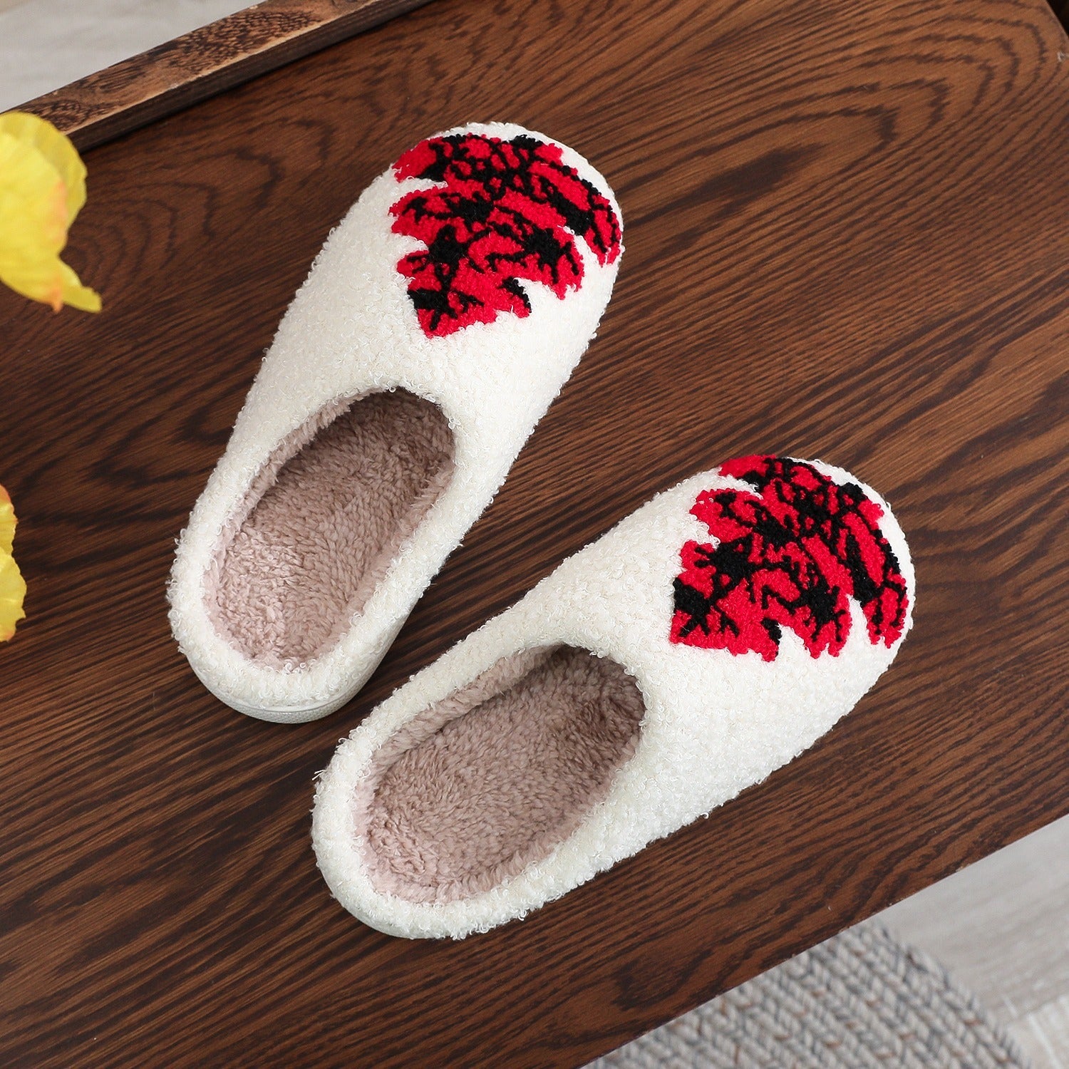 Zachte fleece gevoerde huisslippers met rode en zwarte kerstbomen