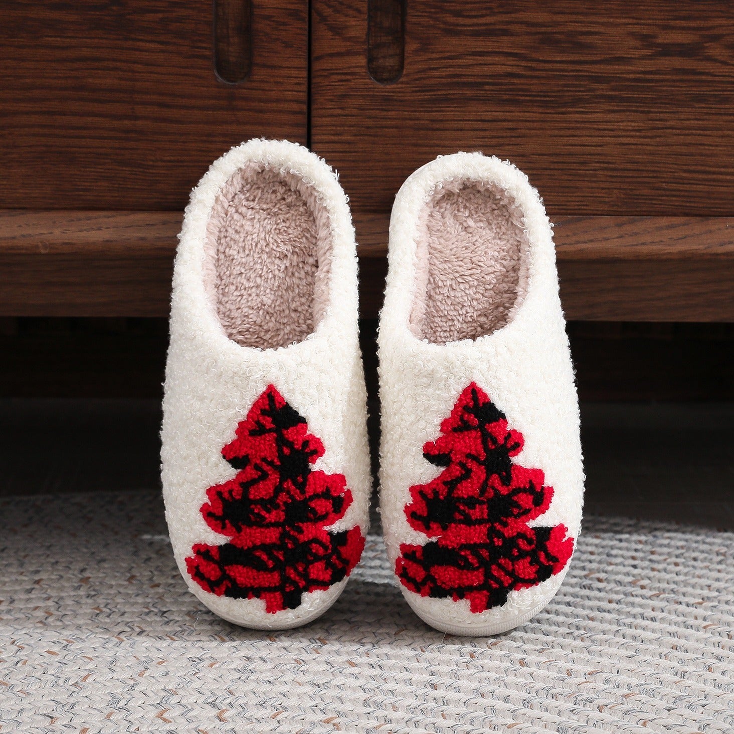 Zachte fleece gevoerde huisslippers met rode en zwarte kerstbomen