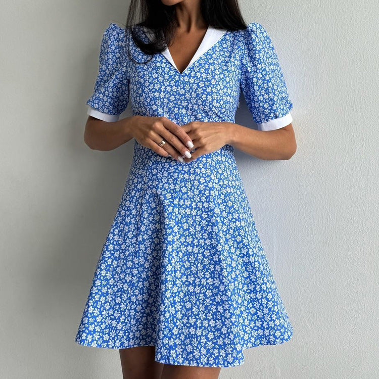 Revers haute robe midi florale bleue avec charme intemporel