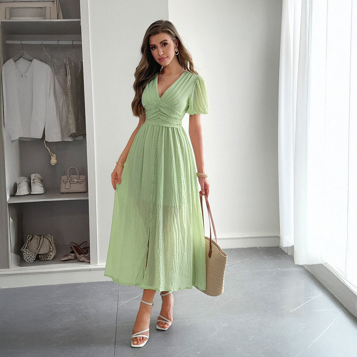 Abito maxi a maniche corte profonda a V con un elegante tocco di vacanza