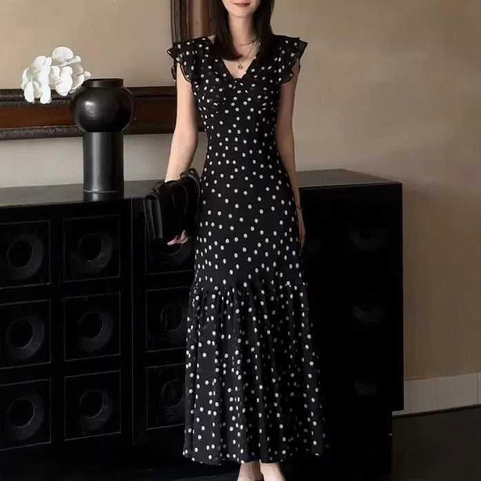 Gaun polka dot hitam ramping dengan slim fit yang terinspirasi dari Prancis
