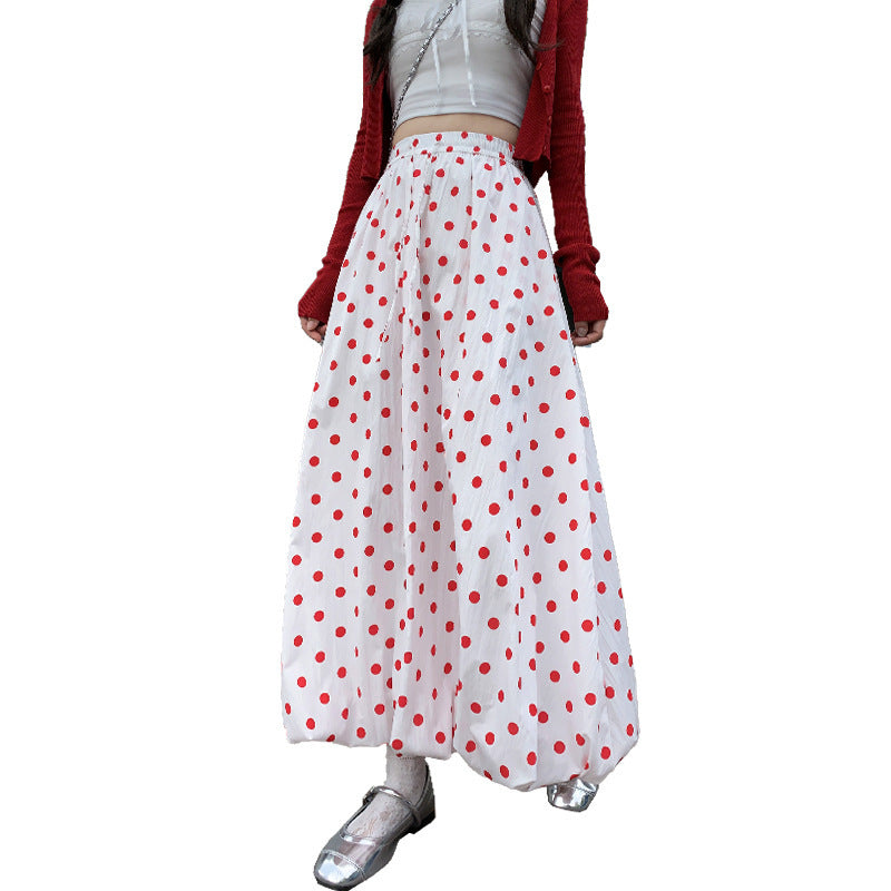紅色的圓點裙子，適合夏季服裝