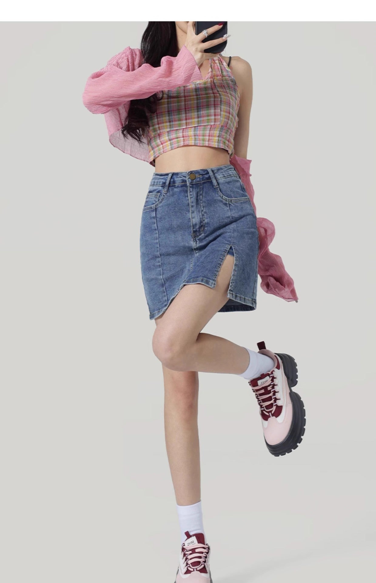 Gonna in denim in denim in alto per la lusinga di abbigliamento quotidiano