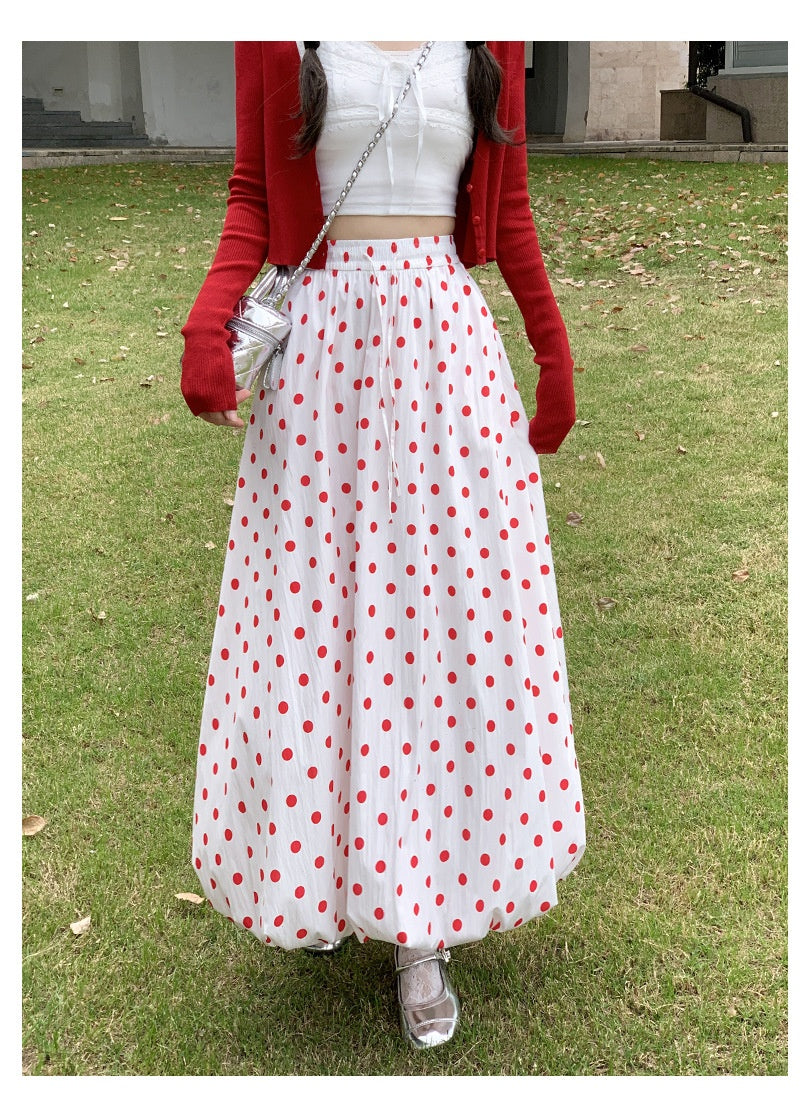 紅色的圓點裙子，適合夏季服裝
