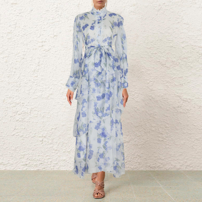 Gaun renda-racun mengacak-acak dengan pesona hemline yang tidak beraturan