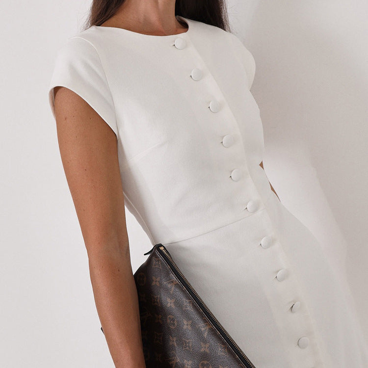 Robe de gaine blanche avec manches volantes et taille simple