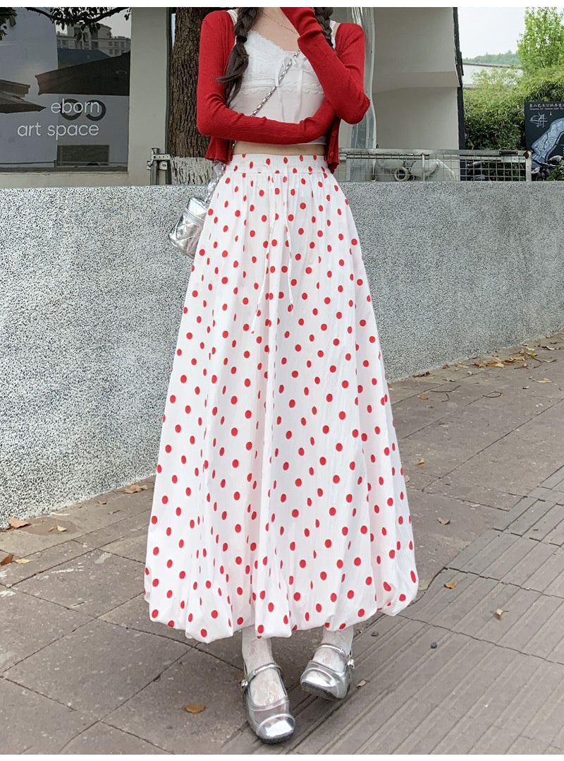 紅色的圓點裙子，適合夏季服裝