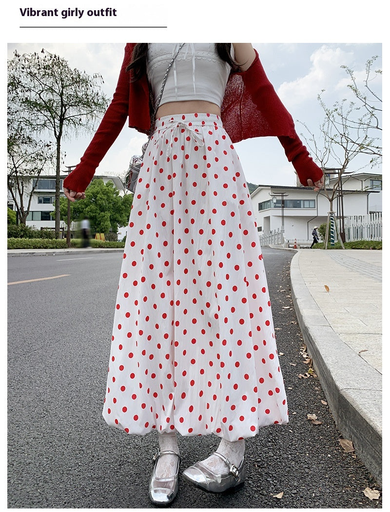 紅色的圓點裙子，適合夏季服裝