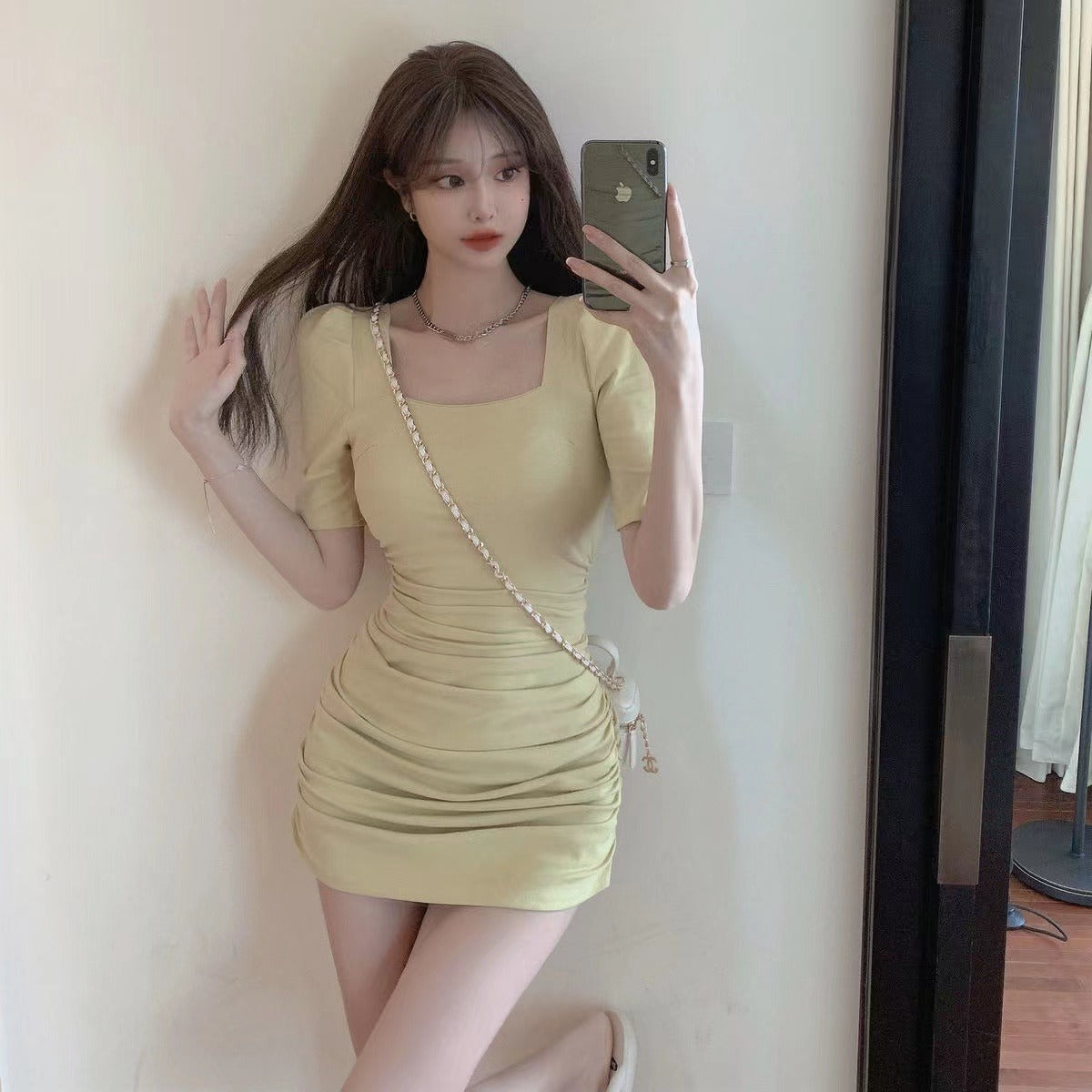 Robe corset à manches bouffées avec col carré et taille plissée