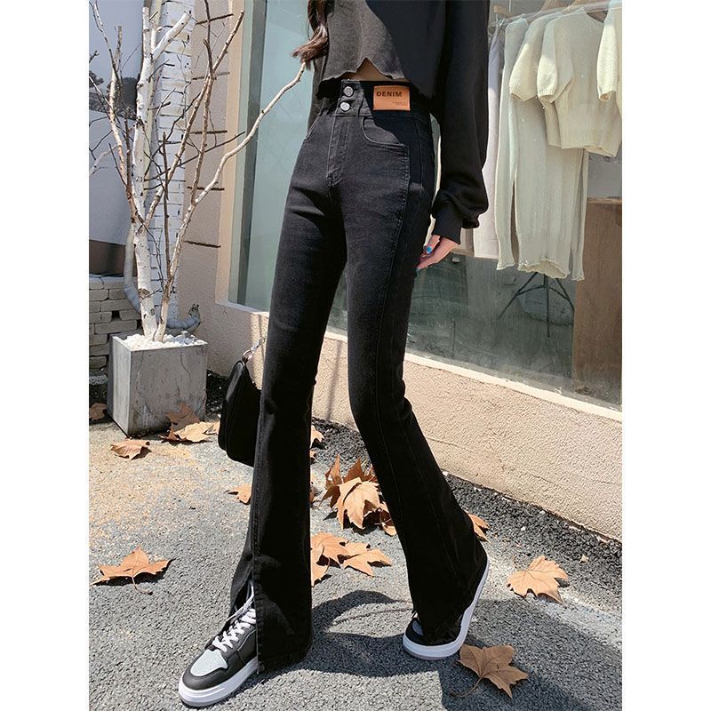 Jeans escapados em preto slim split com acabamento duplo de botão