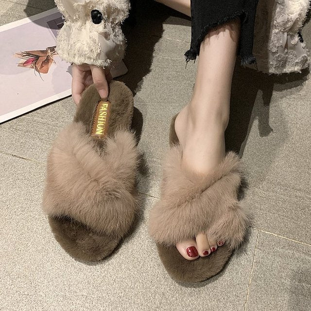 Chaussures de pantoufle crisscross en fourrure floue
