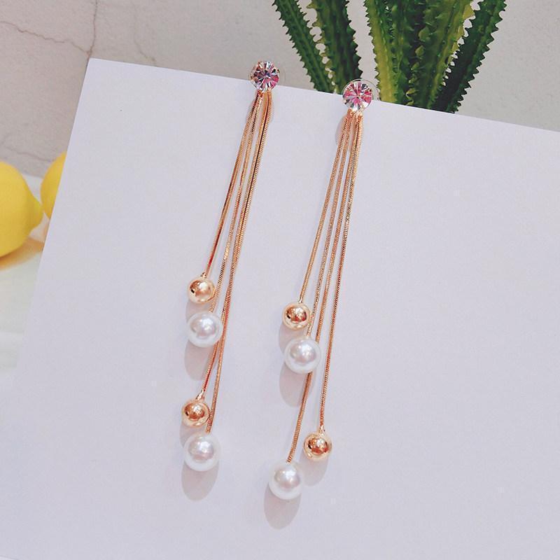 Aretes de perlas brillantes con triple borla