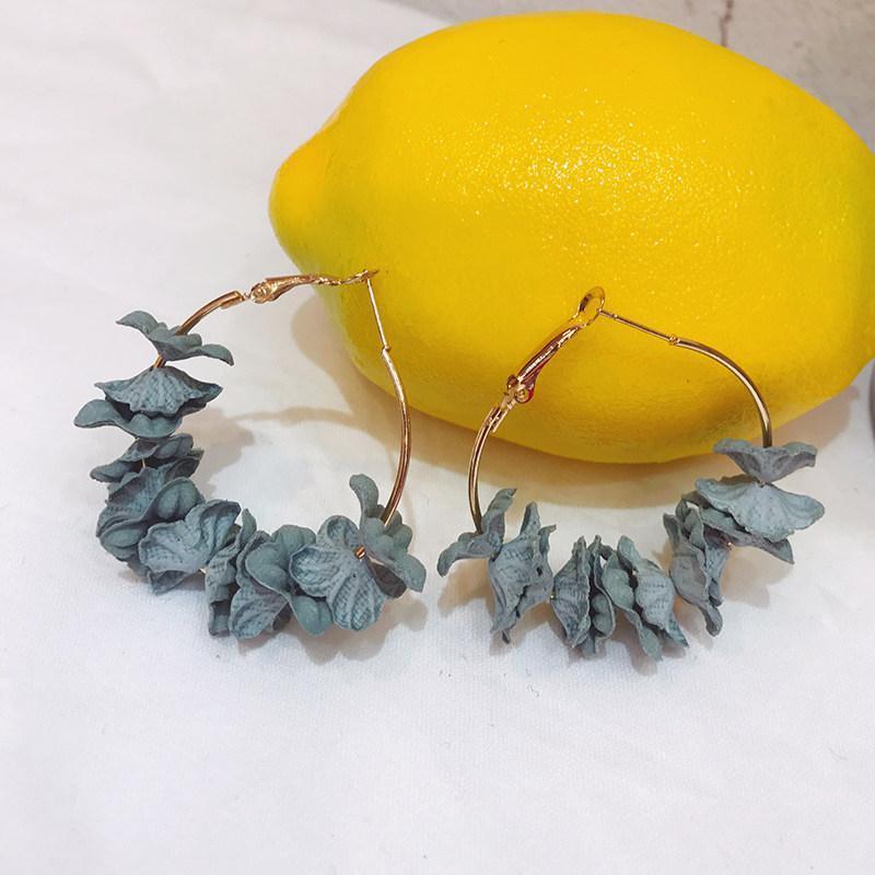 Anting -anting lingkaran kelopak kelopak emas