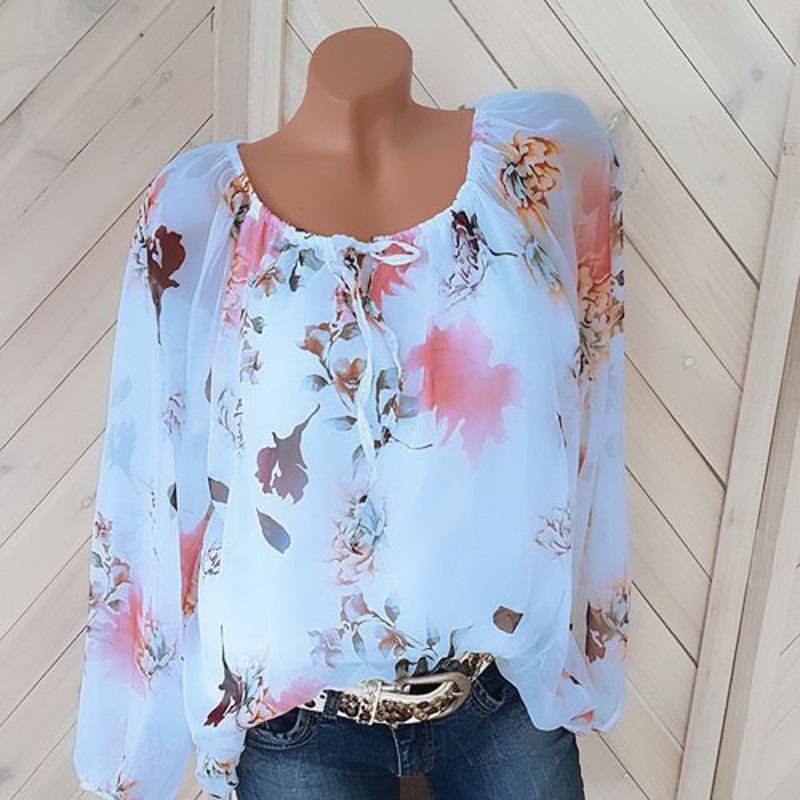 Blusa de camponeses florais frouxamente em camadas